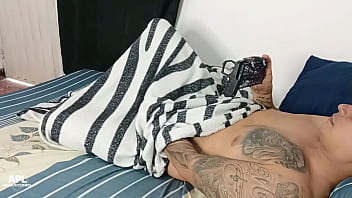 Estoy tan cachonda que quise entrar a la habitacion de mi hermanastro para que me ayude a bajar la calentura de mi coño y me meta su verga dura hasta que me llene de leche parte 1