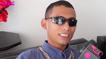 El tatuador le tatuo la oreja a lo rasta y lo perjudico