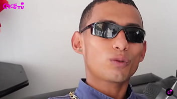 El tatuador le tatuo la oreja a lo rasta y lo perjudico