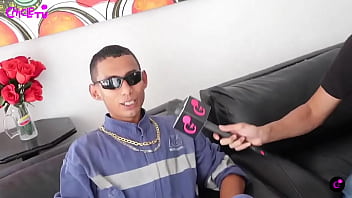 El tatuador le tatuo la oreja a lo rasta y lo perjudico