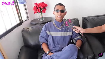 El tatuador le tatuo la oreja a lo rasta y lo perjudico El tatuador le tatuo la oreja a lo rasta y lo perjudico