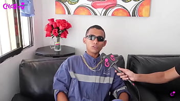 El tatuador le tatuo la oreja a lo rasta y lo perjudico