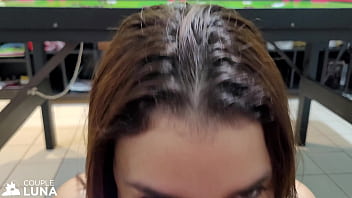 Putinha chupando um grande picolé de carne e botando esperma pra dentro da buceta