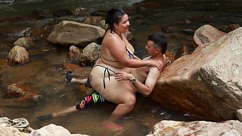 Follando en el rio con un chico vergon al aire libre