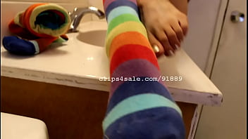 Hot latina chick showing her feet