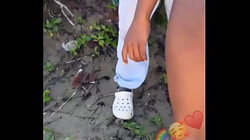 Encuentro un negro vergon en la playa y le chupo la verga y me bebo su leche