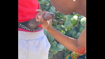 Encuentro un negro vergon en la playa y le chupo la verga y me bebo su leche