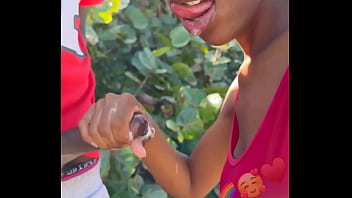 Encuentro un negro vergon en la playa y le chupo la verga y me bebo su leche