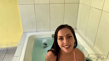 Me exibindo na banheira e deixando o negão de pica durona mamei até ele gozar na minha garganta