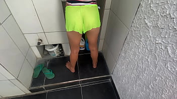 Hijastra golosa queda sola en casa con el pervertido de su padrastro y recibe un baño de semen