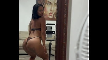 Yo sé que esta mujer te la quieres culear entra a mi primer comentario