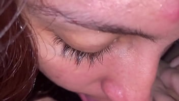 Llego a casa y mi hermanastra a ver que estoy sola en mi pieza me follo el coño muy duro