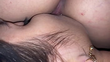 Llego a casa y mi hermanastra a ver que estoy sola en mi pieza me follo el coño muy duro