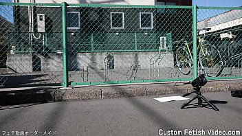 Print the traces of a girl's bicycle tire on a notebook