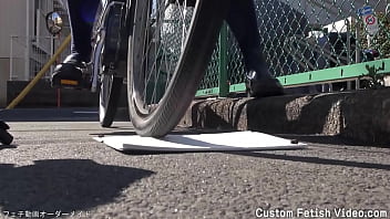 Print the traces of a girl's bicycle tire on a notebook