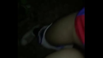 Dando Mi Oyito En Parque thumbnail