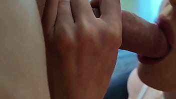 Mi amiga tetona me pide ayuda con sus videos