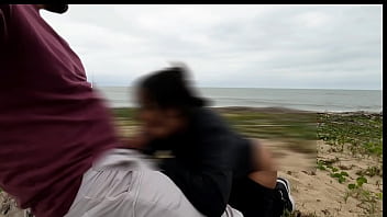 Dia de anal na praia com voyer safados