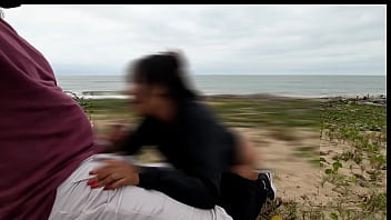 Dia de anal na praia com voyer safados