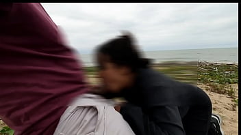 Dia de anal na praia com voyer safados