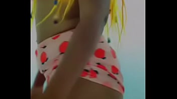 Lightskin ebony shaking ass