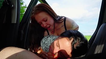 Picking up a fellow traveler ended with a juicy double blowjob outdoors