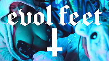 Bbw Ebomy Lesbian Feet Worship On Pettie Tattoed Girlfriend thumbnail