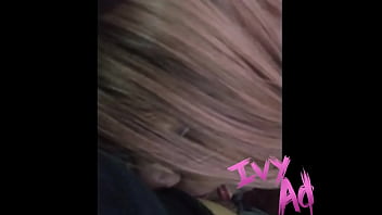 Esposa safada e gostosa com peitos enormes e roupinha de vaca chupando e ganhando porra