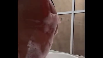 Anexaron a mi primo y me lleve a su novia al jacuzzi