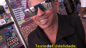 Prazer secreto no banheiro com mulher casada