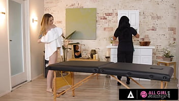 Masseuse gives hot pussy massage with her tongue