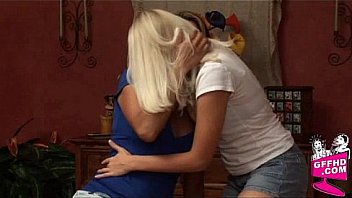 Girls having fun 0670