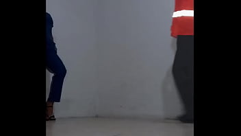 El empleado de la limpieza se deja seducir por la enfermera del hospital y luego se pone el condom para follarla como zorra sexo de pie en los pasillos de la oficina El empleado de la limpieza se deja seducir por la enfermera del hospital y luego se pone el condom para follarla como zorra sexo de pie en los pasillos de la oficina