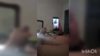 Provoquei com vídeo quente meu meio irmao e vi ele tocando uma punheta pra mim sou muito safada ainda vou dar pra ele