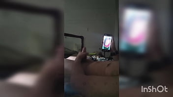 Provoquei com vídeo quente meu meio irmao e vi ele tocando uma punheta pra mim sou muito safada ainda vou dar pra ele