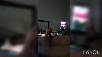 Provoquei com vídeo quente meu meio irmao e vi ele tocando uma punheta pra mim sou muito safada ainda vou dar pra ele