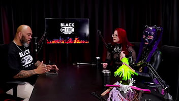 Apanhou na bunda e gritou de dor na demonstração de dominação rainbow witch & madame agatha watch sheer red