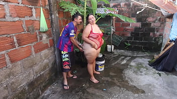 Mi vecino entra ami casa y me mira en el jardin esto paso