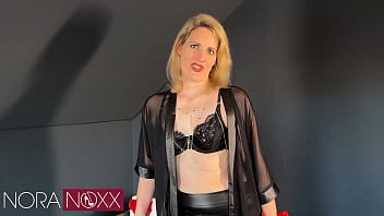 Selbst auf krücken ist mistress nora noxx dir loser haushoch überlegen