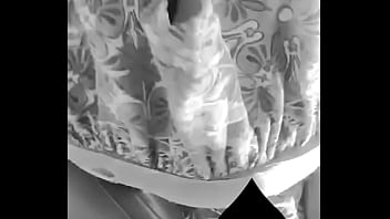 Debaixo da saia fabioeanaes hotwife exibicionista sem calcinha no shopping