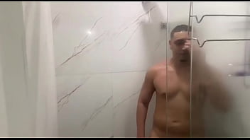 Cheguei em casa da academia cheio de tesão e resolvi ordenhar e tirar leite do pau