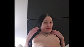 Emy angel se touche et se frotte sur son jouet