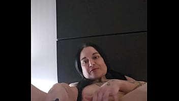 Emy angel se touche et se frotte sur son jouet