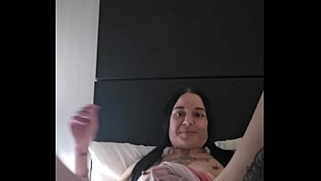 Emy angel se touche et se frotte sur son jouet