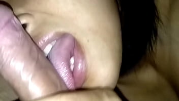 ฉันให้เธอดูดกินน้ำเงี่ยนที่ไหลออกมาจากควยของฉัน