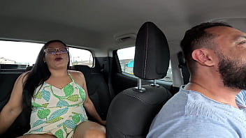 Raquel hot peladinha no carro – grelo grande sexo anal selvagem e foda com dor e tesão