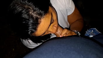 A safada me levou na praça da cidade pra ficar peladinha e tomar porra na boquinha