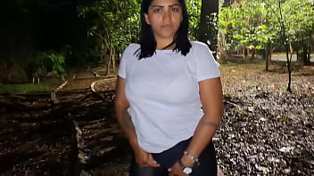 A safada me levou na praça da cidade pra ficar peladinha e tomar porra na boquinha