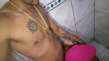Pretinha baiana mamando e chupando o roludo no banho