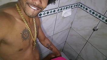 Pretinha baiana mamando e chupando o roludo no banho
